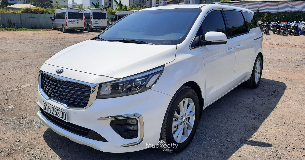 Xe Camry và Sedona GLV: lựa chọn xe đưa đón Bình Dương cho chuyên gia