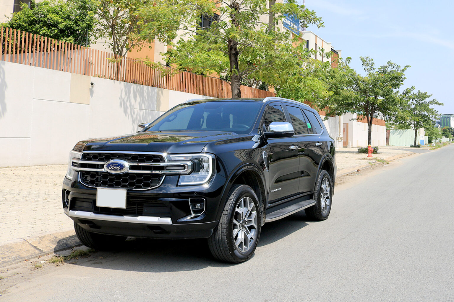 Ford EverestGreen Leaf Viet NamProfessional Car Rental Service