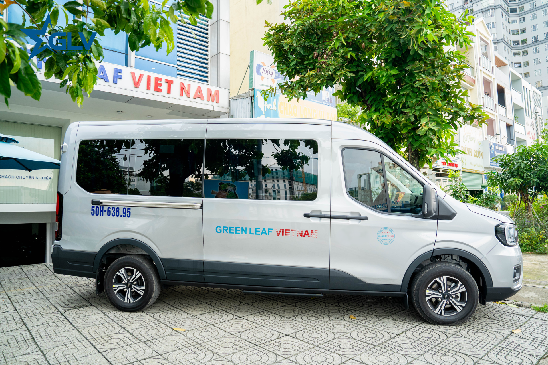 Thuê xe 16 chỗ Quận 1 phục vụ hội nghị: 05 lý do nên chọn GLV?