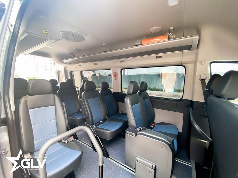 Ford Transit 16 chỗ có lối đi trong khoang khách và khoang hành lý phía sau, phù hợp đưa đón nhóm vừa