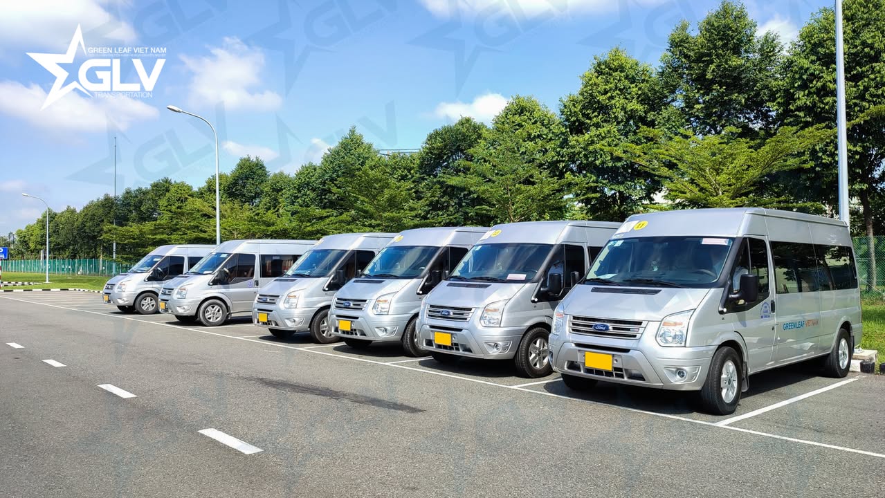 Xe 16 chỗ vừa đủ cho nhóm khoảng 7–14 người cùng hành lý, phù hợp đưa đón nhân viên, đoàn khách và sân bay