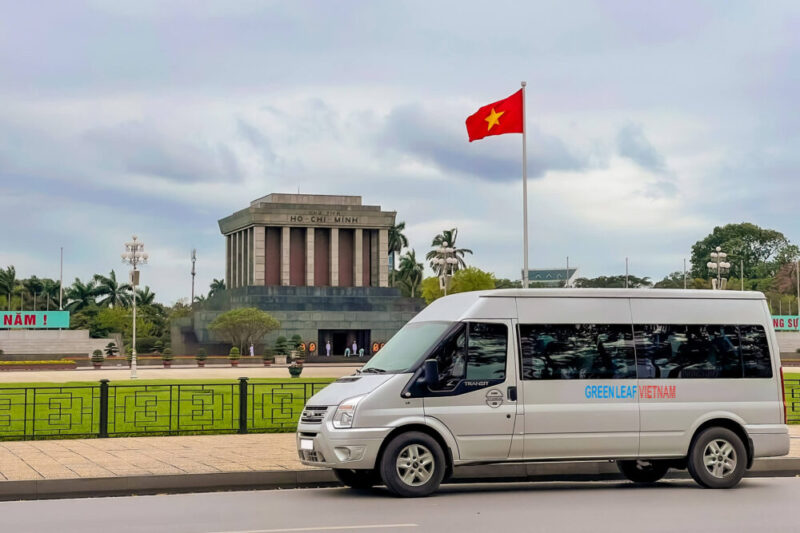 Ford Transit 16 chỗ phù hợp đưa đón nhóm từ 7 đến 14 người, gọn hơn việc thuê nhiều xe nhỏ