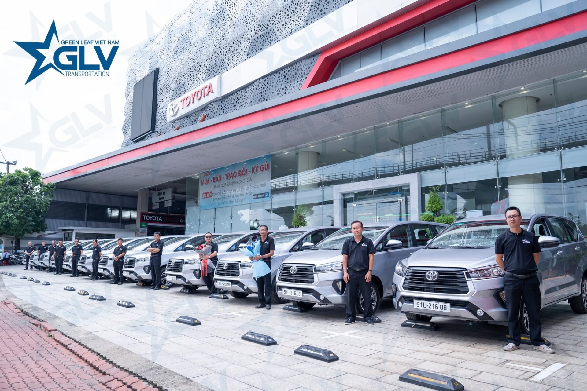 Thuê xe theo tháng giúp doanh nghiệp có xe và tài xế phục vụ đều đặn mà không phải mua xe hay tuyển tài xế