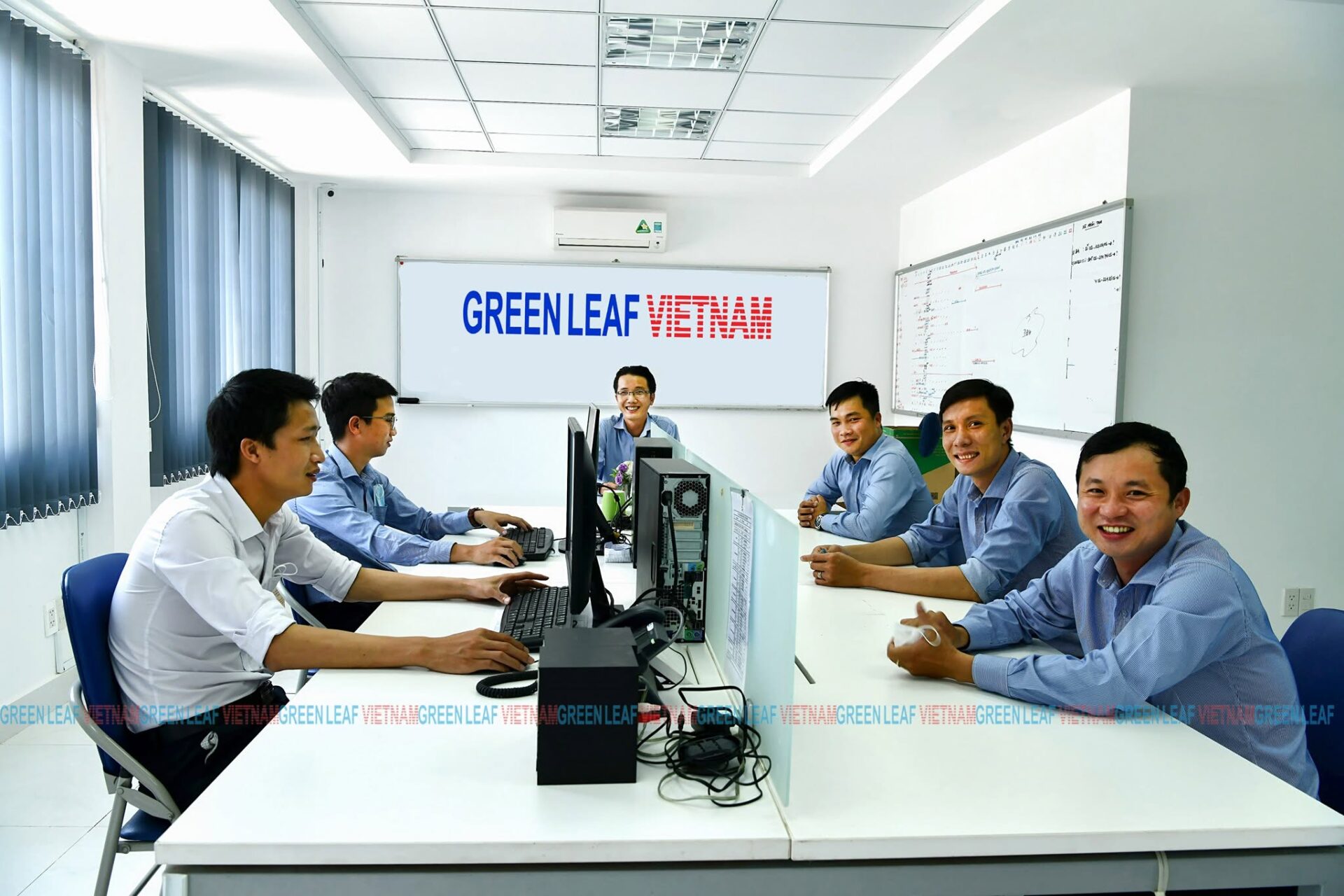 Bộ phận điều hành theo dõi hành trình bằng GPS và hỗ trợ tài xế trong suốt thời gian thuê