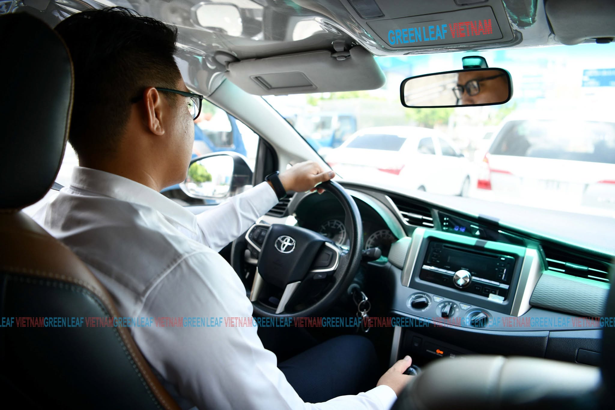 Khi thuê xe, tài xế, bảo dưỡng và đăng kiểm do bên cho thuê đảm nhận theo hợp đồng