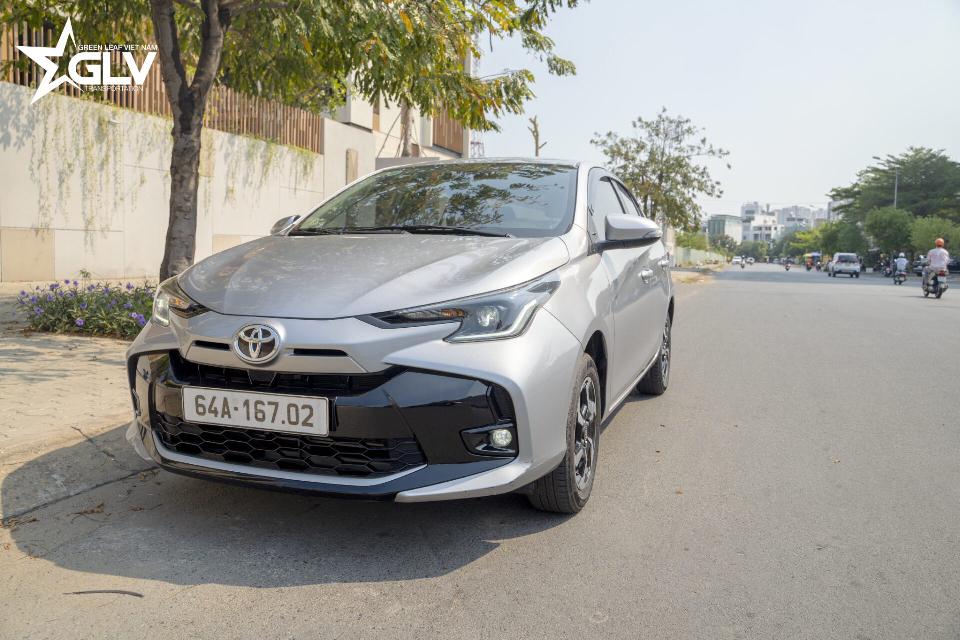 Thuê xe 4 chỗ đưa đón sân bay thảnh thơi với Green Leaf Vietnam